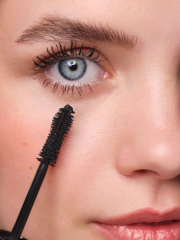 Multi Lashes Mascara im Close-up in Anwendung