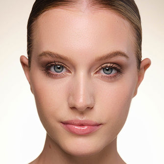 Das Model mit blauen Augen trägt das geschminkte Tages-Make-up für blaue Augen