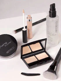 Verwendete Produkte des Schminktipps "Make-up bei Hautproblemen" werden gezeigt