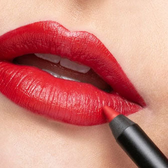 Anwendung Lipliner in Rot für eine makellose Lippenkontour