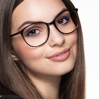 Frau posiert mit dem fertigen Look des Schminktipps "Brillen Make-up für Kurzsichtige"