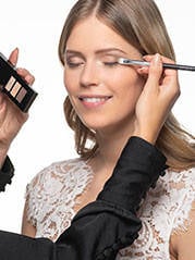 Aus einer Beauty Box werden Eyeshadows für ein Braut Make Up verwendet