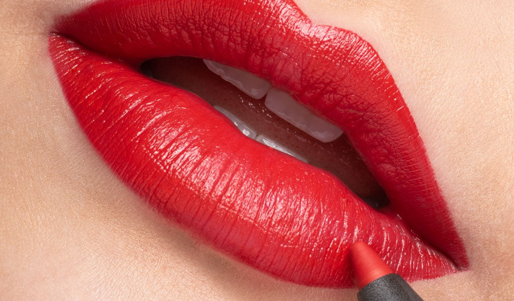 Lippen Close-up auf rote Lippen auf die ein Lipliner aufgetragen wird 