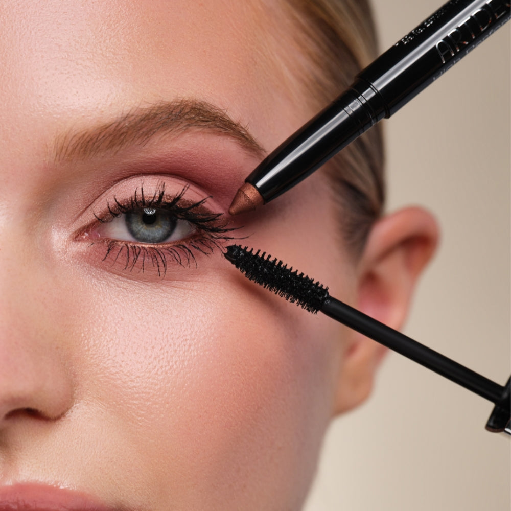 Geschminktes Auge mit den dafür benötigten Produkten (High Performance Eyeshadow Stylo und All in One Mascara)