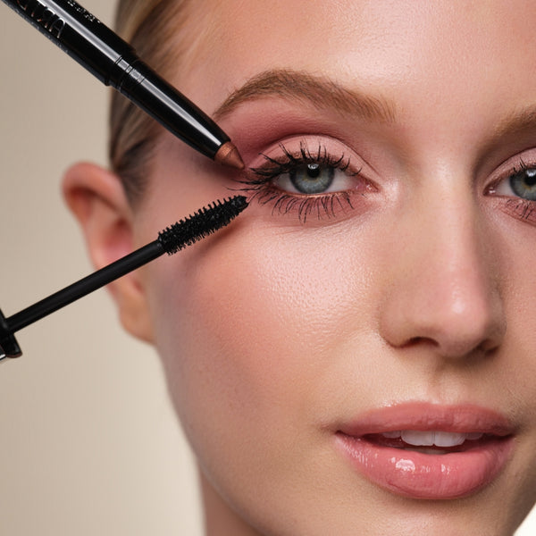 Das Model mit blauen Augen trägt das geschminkte Abend-Make-up für blaue Augen
