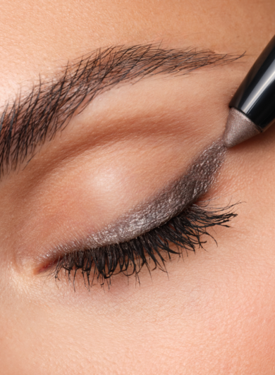 Close-up eines Models, welches sich ein Eye Liner auf das Augenlid aufträgt.