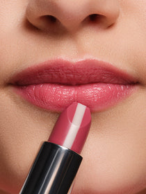 Lippen Close-up mit Produktintegration eines pflegenden Lippenstiftes in einem Rosa-Ton
