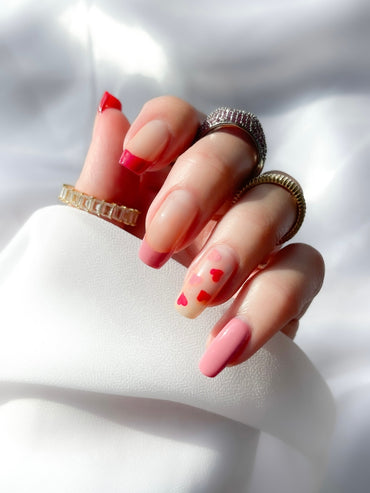 Fertiges Nagel Design des French Valentinstags Nails Tutorials mit Herzen