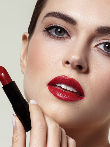 Anwendung roter Lippenstift für perfekte Lippen