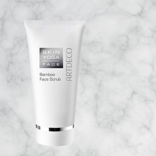 Bamboo Face Scrub steht vor einem Mamorhintergrund.