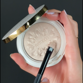 Highlighter wird auf einen kleinen Pinsel aufgetragen.