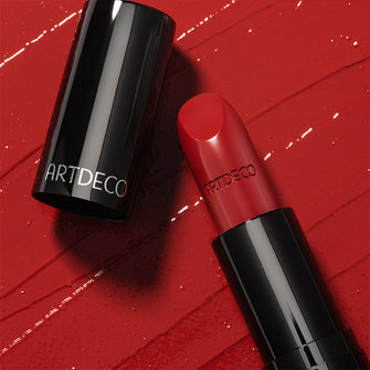Roter Lippenstift auf roten Hintergrund mit Swatch