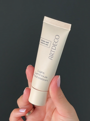Light Luminous Foundation wird in die Kamera gehalten.