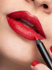 Anwendung roter Lipliner für schöne Lippen