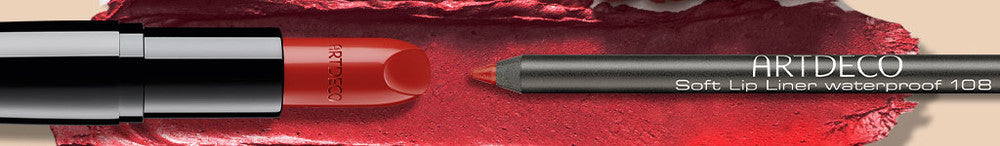 Roter Lippenstift und Lipliner werden auf einem Textur Swatch gezeigt
