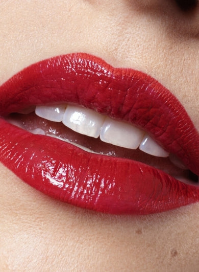 Close-up einer Lippe mit rotem Lippenstift