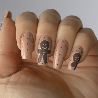 Nägel mit fertigem Lebkuchen Nageldesign und Punkten.