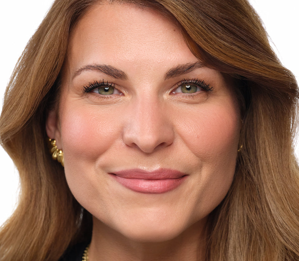 Make-up Artistin Kerstin Hajdu zeigt einen natürlichen Look mit strahlendem Teint und harmonischem Make-up ohne typische Schminkfehler.