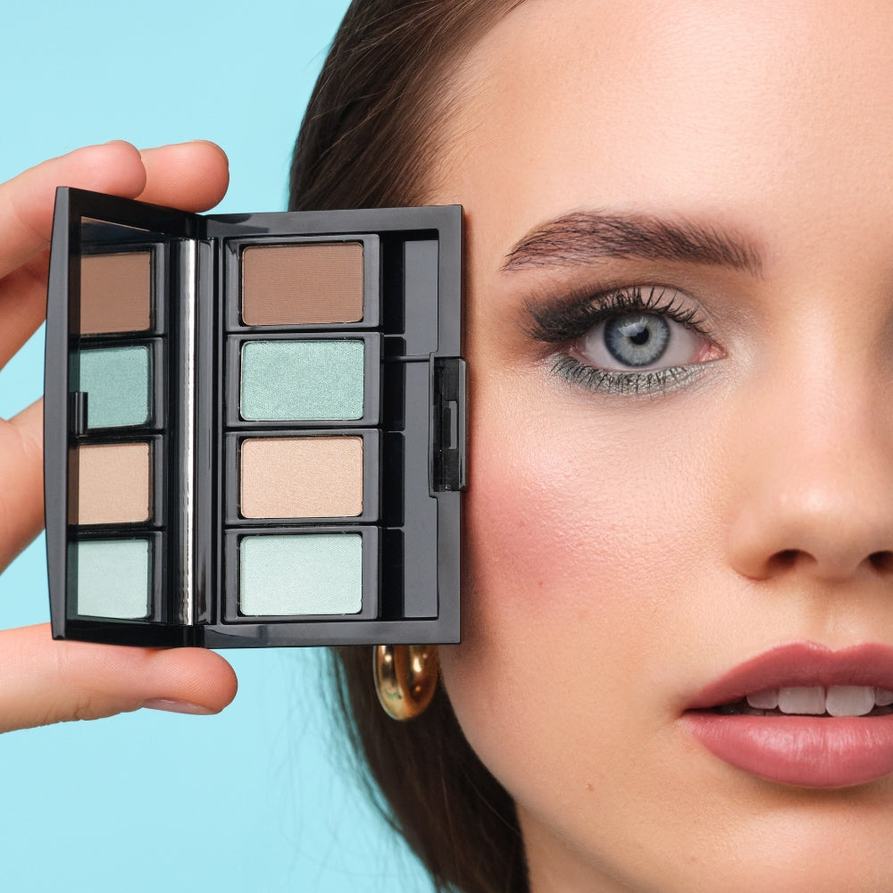 Fertiger Augen Look mit befüllter Beauty Box mit blauen und braunen Lidschatten.  