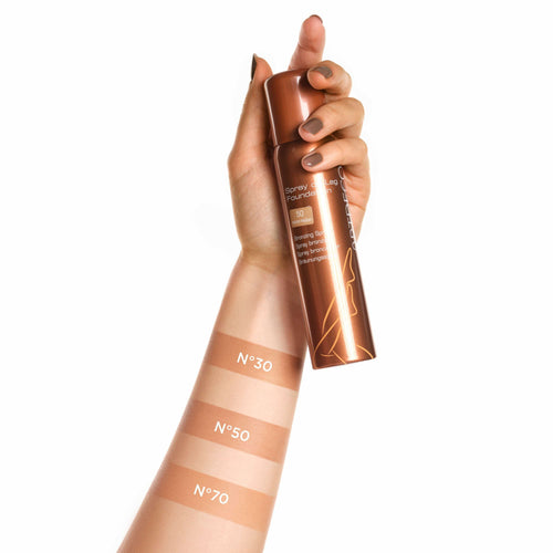 Swatches von der Spray on Leg Foundation auf einem Arm aufgetragen.