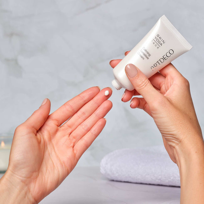 Feuchtigkeitscreme wird auf die Hand aufgetragen.