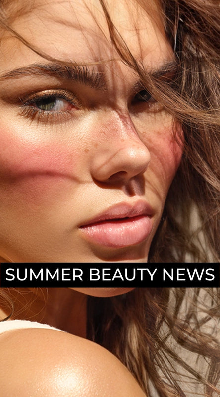 Model mit geröteten Wangen und lockigem Haar