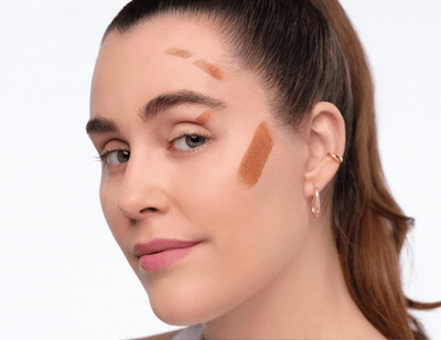 Bronzer soll nicht sofort im gesamten Gesicht aufgetragen werden, da das Produkt antrocknen kann und sich schwerer verblenden lässt. 