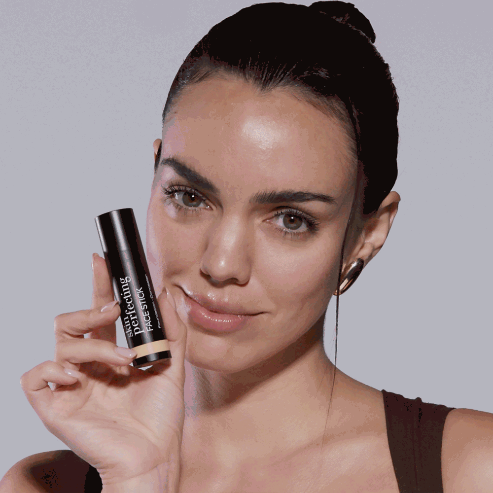 GIF, in welchem am Model erklärt wird wie der Skin Perfecting Micro Stick richtig Schritt für Schritt angewendet wird.
