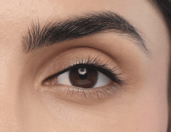 Schwarzer Kajal wird beim Smokey Eyes Look am oberen Wimpernkranz und per Tightlining zwischen den Wimpern aufgetragen und in Richtung des Augenlids verblendet.