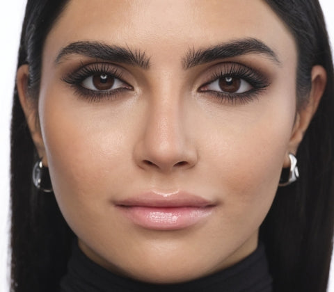 Nachher Bild des Models mit intensiv geschminkten Smokey Eyes in dunklen Braun und Schwarztönen.