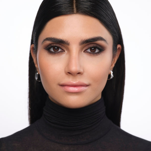 Nachher Bild des Models mit intensiv geschminkten Smokey Eyes in dunklen Braun und Schwarztönen.