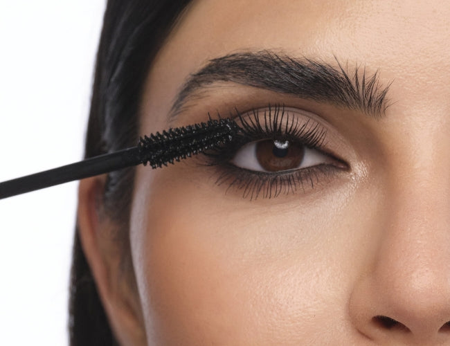 Die Gorgeous Volume Mascara wird auf die Wimpern aufgetragen um den Smokey Eye Look zu finalisieren.