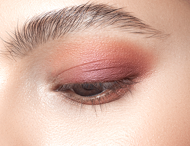 Dunklerer Lidschatten wird am oberen Wimpernkranz zur Intensivierung appliziert