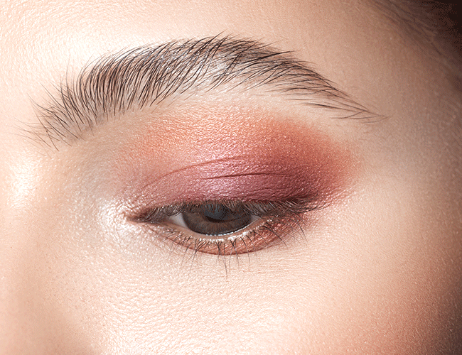 Im inneren Augenwinkel wird ein heller, schimmernder Lidschatten aufgetragen um das Auge optisch zu öffnen