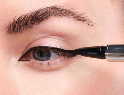 Eine Linie entlang des Wimpernkranzes wird gezogen, um Augeninnenwinkel und Wing zu verbinden. 