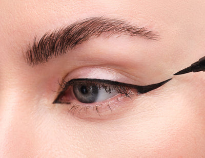 Der Cat Eyeliner Wing wird mit einem präzisen Eyeliner verlängert und verstärkt. 