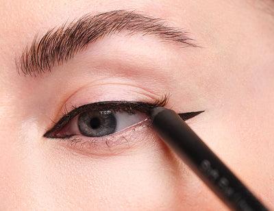 Der Cat Eyeliner Look wird durch eine Wimpernkranzverdichtung intensiviert und finalisiert.