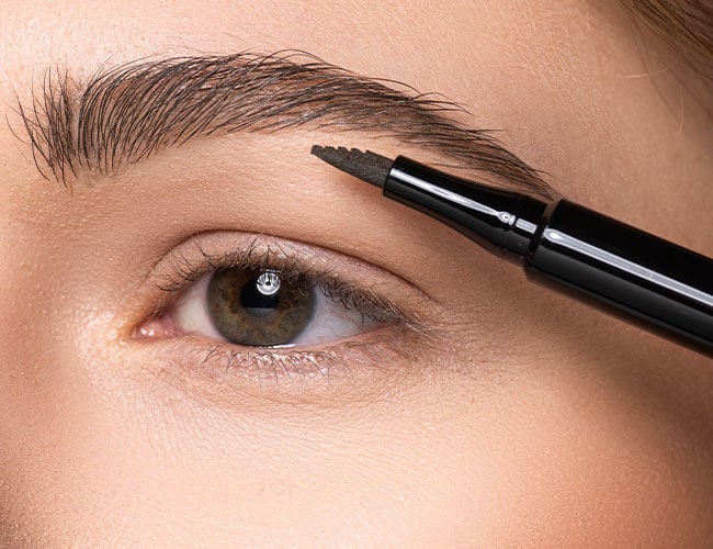 Augenbrauen werden geformt und Lücken aufgefüllt mit einem Augenbrauenstfit