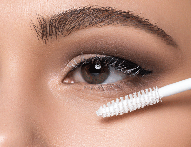 Mascara Base und anschließend Mascara werden auf die oberen und unteren Wimpern aufgetragen