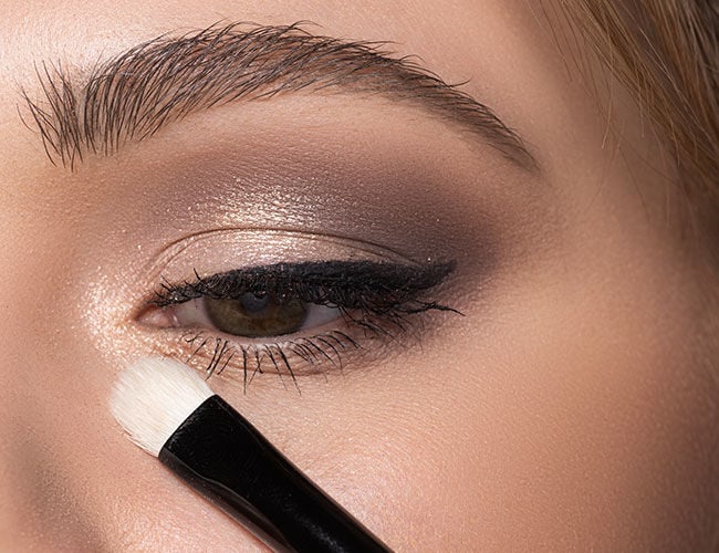 Metallische Lidschatten am Augeninnenwinkel auftragen um das Augen optisch zu vergrößern