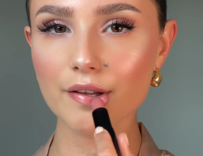 Der Lippenstift wird auf den Lippen aufgetragen.