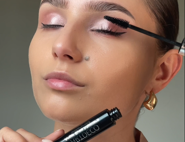 Das Model tuscht ihre Wimpern mit der Wimperntusche.