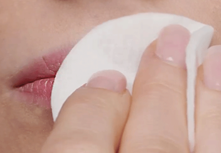 Entferne das Lippenpeeling mit einem Wattepad