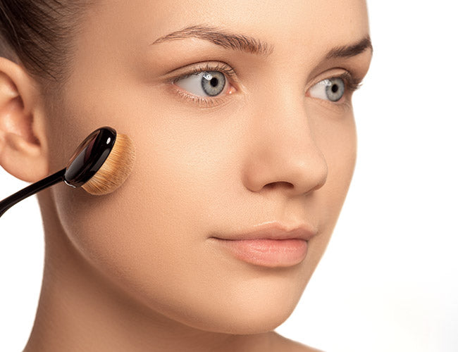 Mit Hilfe eines Make-up Pinsels wird die Camouflage Cream aufgetragen