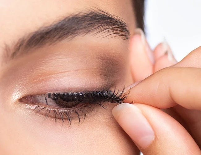 Die Bandwimpern werden entfernt