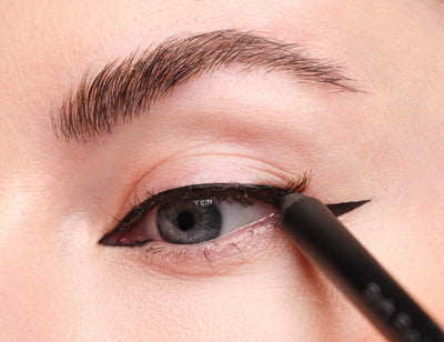 Wimpernkranzverdichtung mit schwarzen Kajal um Cat Eyeliner zu vervollständigen.