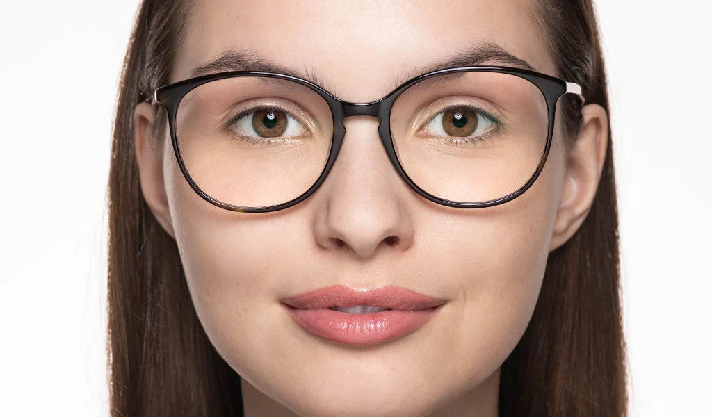 Vorher-Effekt des Schminktipps "Brillen Make-up für Kurzsichtige"