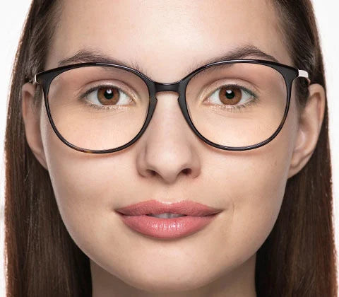 Vorher-Effekt des Schminktipps "Brillen Make-up für Kurzsichtige"