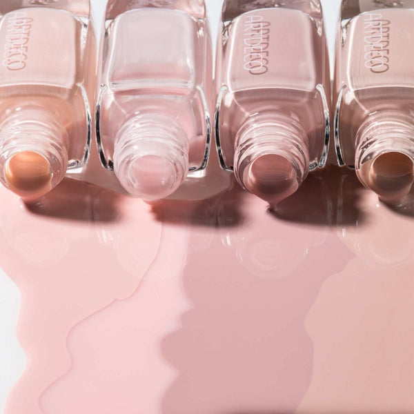 Verschiedene ausgeschüttete Nagellacke in Nude Nuancen.