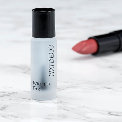 ARTDECO Magic Fix steht im Fokus und fixiert Lippenfarbe für ein langanhaltendes Ergebnis ohne Verschmieren.